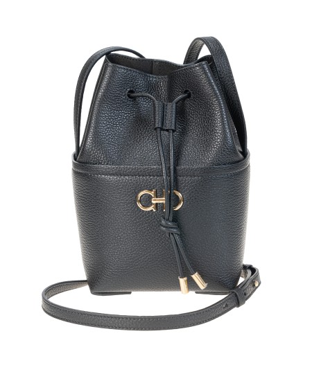 Shop SALVATORE FERRAGAMO  Borsa: Salvatore Ferragamo Minibag Gancini.
Ornamento Gancini dorato sul davanti.
Comparti interno unico.
Tracolla regolabile per indossarla a spalla o cross body.
Dimensioni: Altezza 20 cm, Lunghezza 14 cm, Profondità 10 cm.
Composizione: 100% pelle di vitello.
Fabbricato in Italia.. 212970 G SOFT-003759566